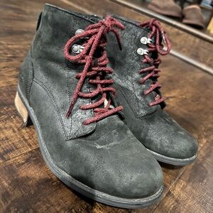 LIKE NEW- UGG Women’s Denali Hiking Boots- Size 7